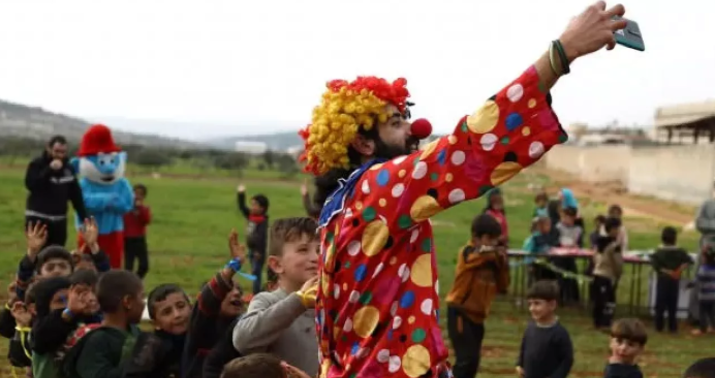 İdlibdə uşaqları əyləndirmək üçün təlxəklik etdi -