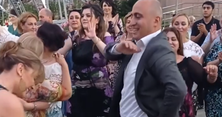 Bakıda internat məktəbində toy: nazir rəqs etdi -
