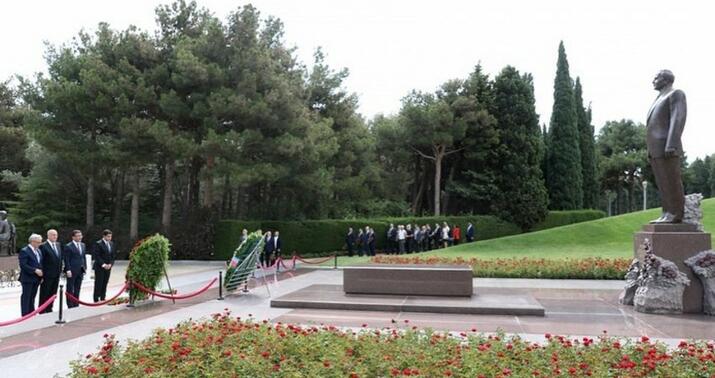 Media nümayəndələri Heydər Əliyevin məzarını ziyarət etdi