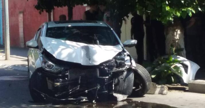 "Hyundai" ağaca çırpıldı -