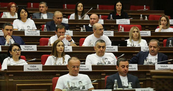 Ermənistan parlamentində şok –