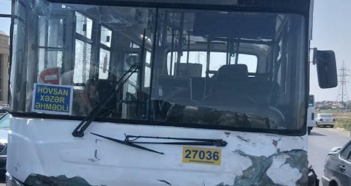 Bakıda minik avtomobili avtobusla toqquşdu