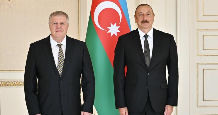 İlham Əliyev iki ölkə səfirlərinin etimadnamələrini qəbul etdi -