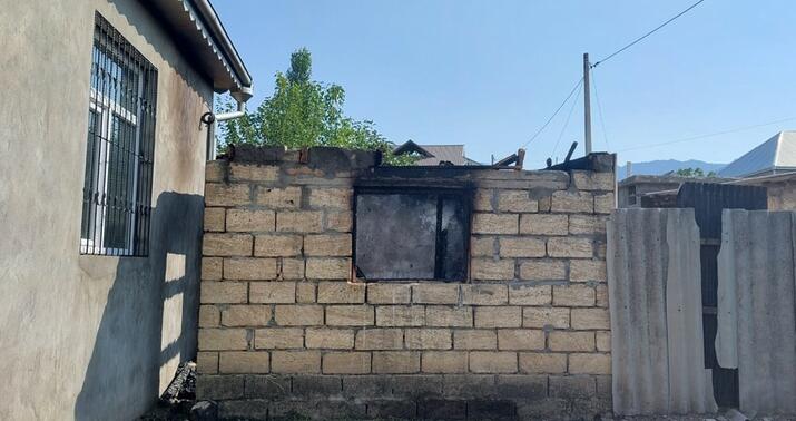 İsmayıllıda 50 yaşlı kişi qadının evini yandırdı -