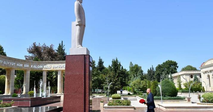 İlham Əliyev Ağsuda ulu öndərin abidəsini ziyarət etdi