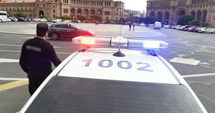 Ermənistanda silahlı şəxs meriya binasına daxil oldu