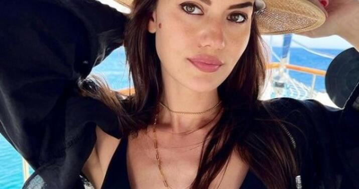 Hamilə Fahriya Evcen çimərlik geyimində-