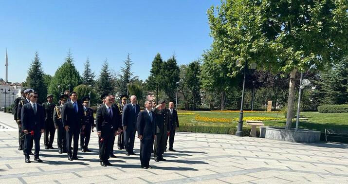 Müdafiə naziri Ankarada Heydər Əliyev Parkını ziyarət etdi -