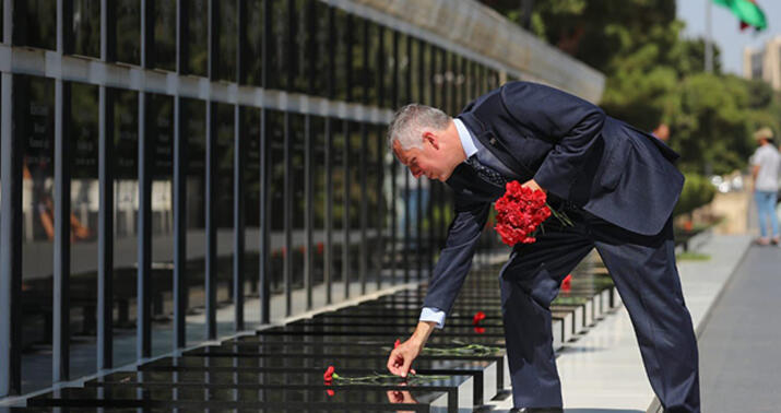 Britaniyanın yeni səfiri Şəhidlər xiyabanında