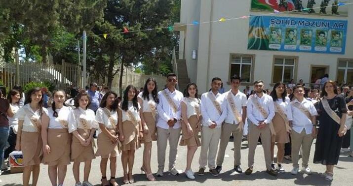 Bakıda bir sinfin bütün məzunları tələbə adını qazandı