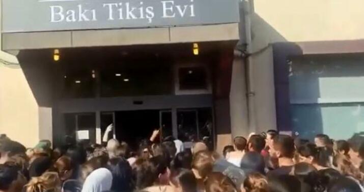 Bakı Tikiş Evinin qarşısında izdiham -