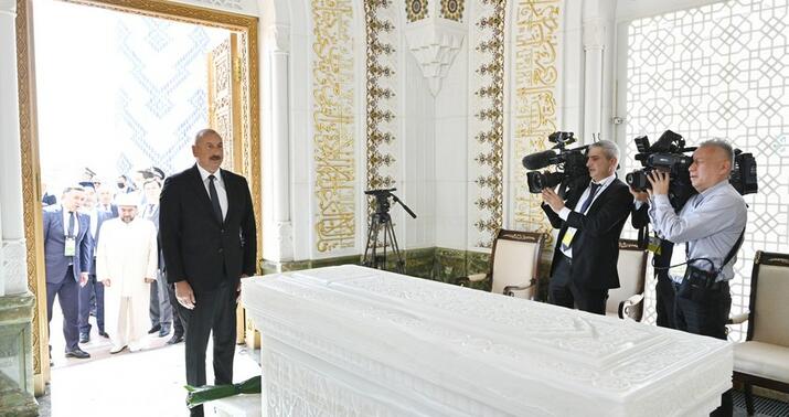 İlham Əliyev İslam Kərimovun məqbərəsini ziyarət etdi