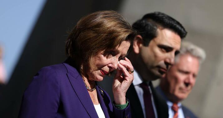 Pelosinin növbəti artistliyi: əsas plan Rusiyanı... -