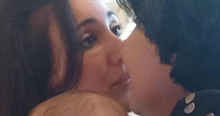 İlk dəfə nəvəsini görən Flora Kərimova: