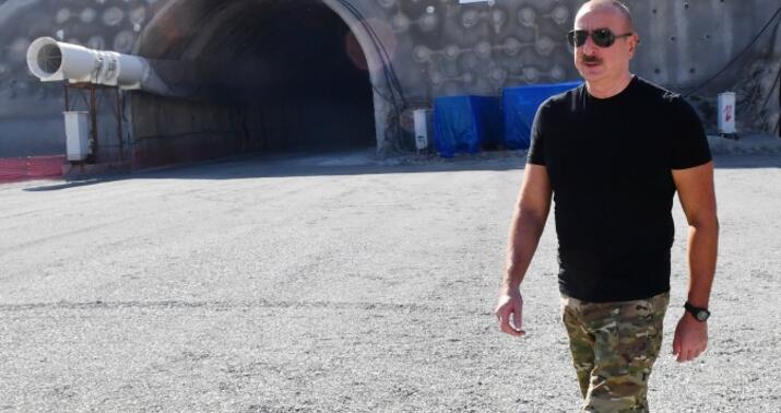 Prezident Kəlbəcər-Laçın avtomobil yolundakı tunellə tanış oldu