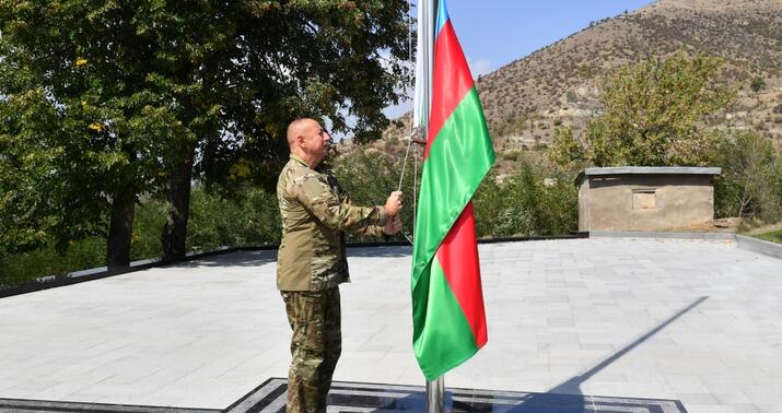 İlham Əliyev Laçın şəhərində dövlət bayrağımızı ucaltdı