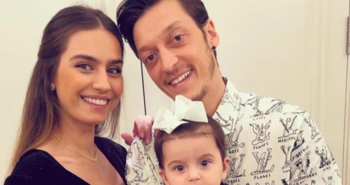 Mesut Özil ikinci dəfə ata oldu -