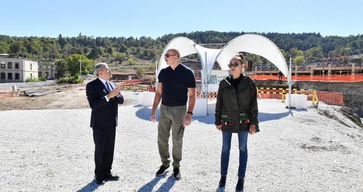 Prezident və xanımı Şuşada tikinti işlərinin gedişi ilə tanış oldular