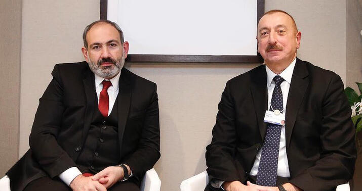 Masadakı iki fərqli sülh sazişi -