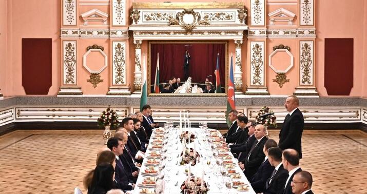 Prezident İlham Əliyevin şərəfinə rəsmi şam yeməyi verildi