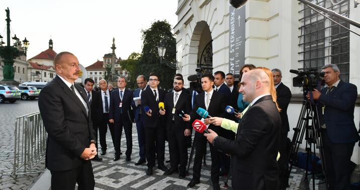 Prezident Praqada Azərbaycan kanallarına müsahibə verdi -