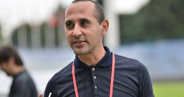 Matçın gedişində şərhçinin reklam səsləndirməsi: "Bütün dünyada..." -
