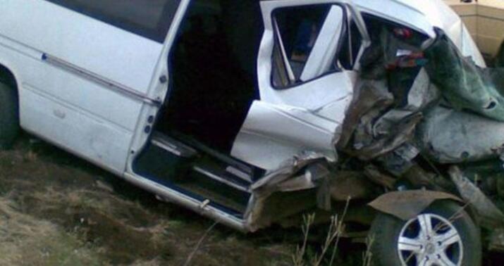 Goranboyda mikroavtobus "Niva" ilə toqquşub, iki nəfər xəsarət alıb -