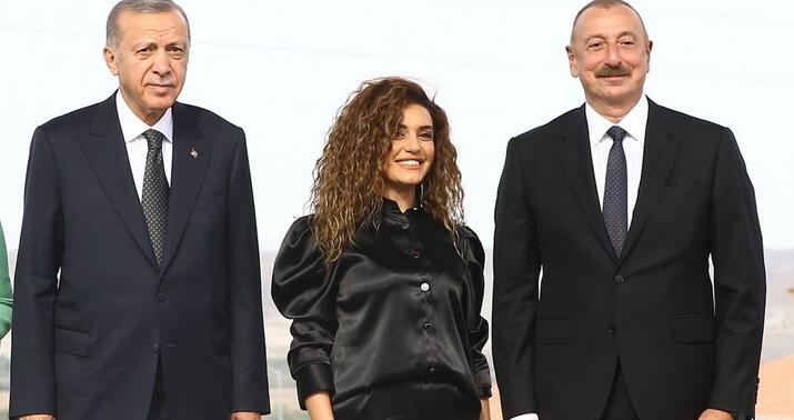 Prezident Çinarəni səhnəyə dəvət etdi -