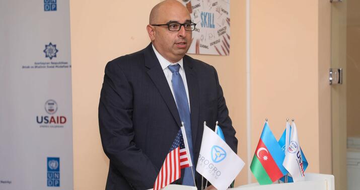 ABŞ rəsmisi Ceyhun Bayramova təşəkkür etdi