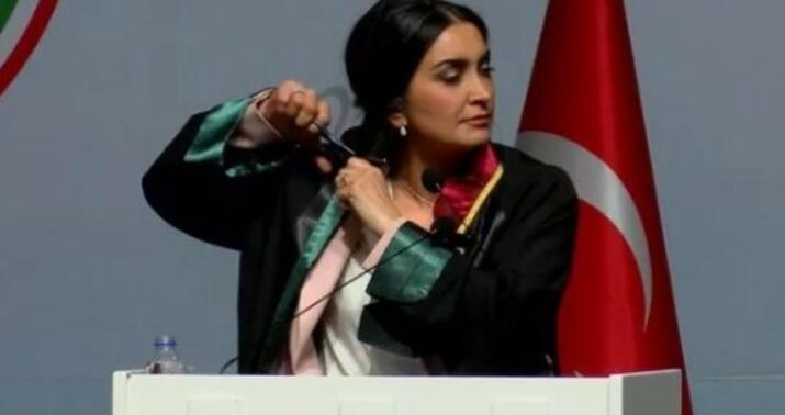 Kürsüdə şok olay: saçlarını kəsdilər -