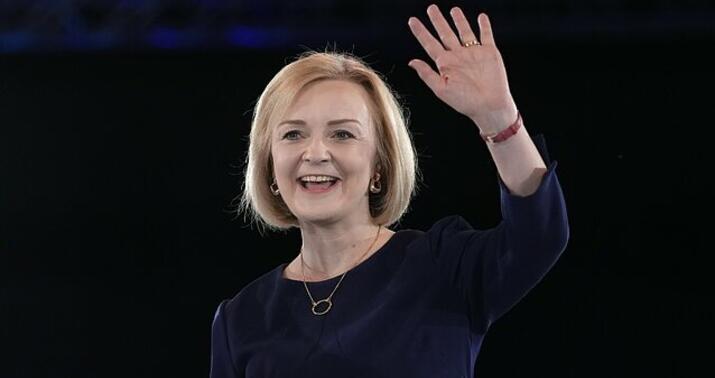 Keçmiş baş nazir istefası şərəfinə ziyafət verir