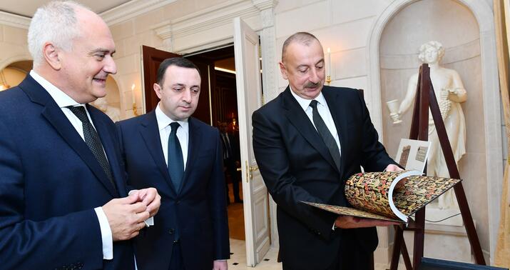 Prezident “Qarabağ xanlığının irsi” sərgisi ilə tanış oldu