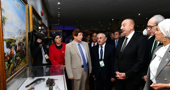 Prezident Əlcəzairdə Şəhidlər abidəsini ziyarət etdi -