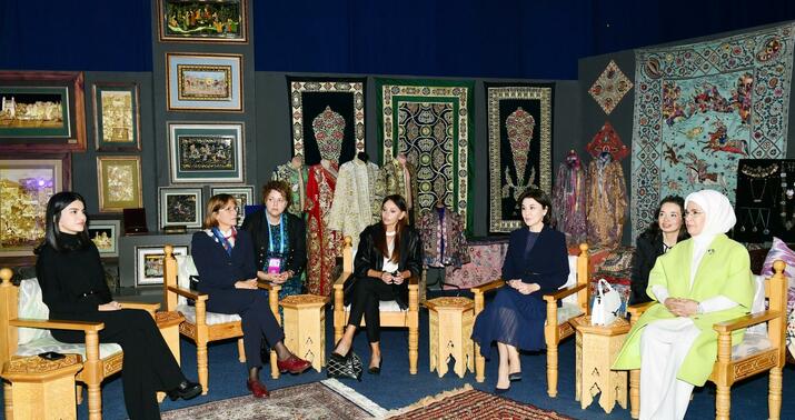 Mehriban Əliyeva “Zamanın ilğımları” adlı sərgi ilə tanış oldu