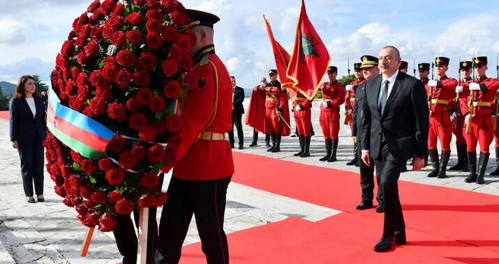 İlham Əliyev Tiranada “Mother Albaniya” abidəsini ziyarət etdi