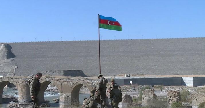 Xudafərin körpüsü üzərində bayrağımız belə ucaldı -
