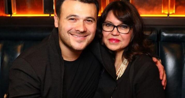 Emin Ağalarov anasıyla uşaqlıq fotosunu paylaşdı