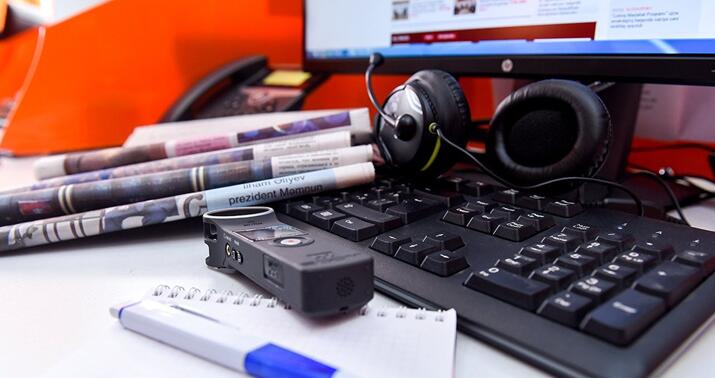 İki nöqtədən sonra necə yazaq? -