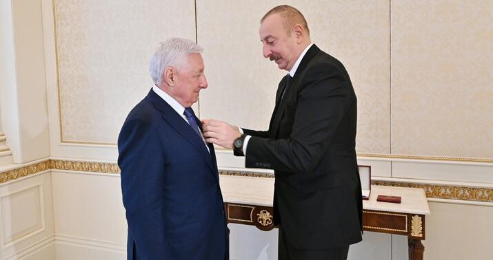 İlham Əliyev Maqomed Səidoviç Qurbanova “Şöhrət” ordeni təqdim etdi