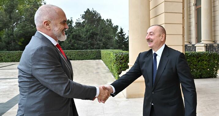 Prezident Leyla Əliyevanın çəkdiyi rəsmi Edi Ramaya hədiyyə etdi