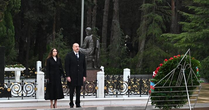 Prezident Heydər Əliyevin məzarını ziyarət etdi -
