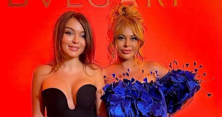 Aygün Kazımova Nərgiz Paşayevanın qızıyla bir arada -