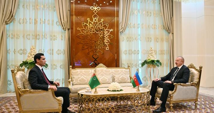 Prezident türkmənistanlı həmkarı ilə görüşdü