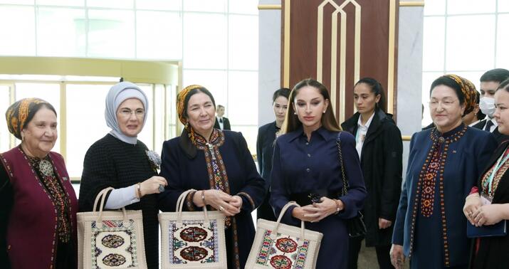 Mehriban Əliyeva Türkmənbaşıda sərgilərlə tanış oldu-