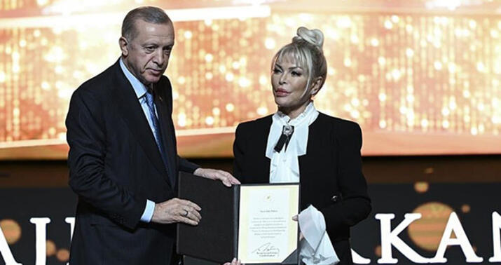 Ərdoğan Ajda Pekkanı təltif etdi