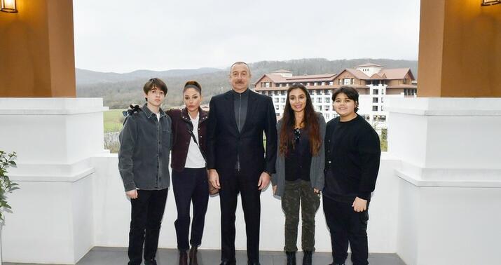 Prezident xanımı və nəvələri ilə açılışda iştirak etdi -