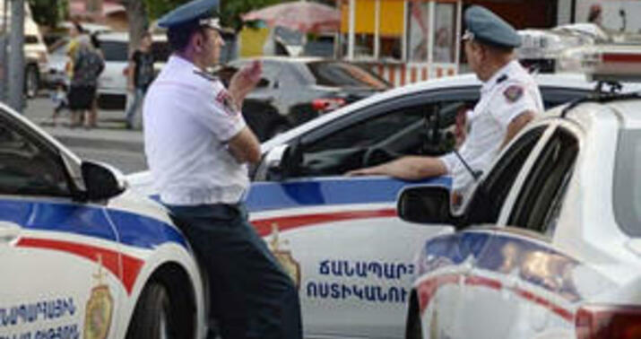 Ermənistanda polis Rusiyanın hərbi bazasına girişləri bağladı