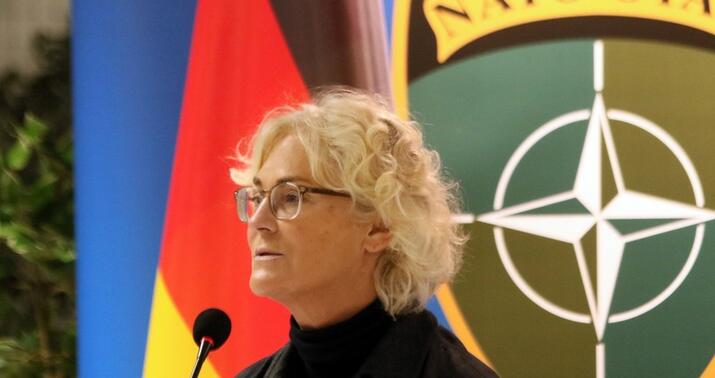 Şolz müdafiə nazirinin istefasını qəbul etdi