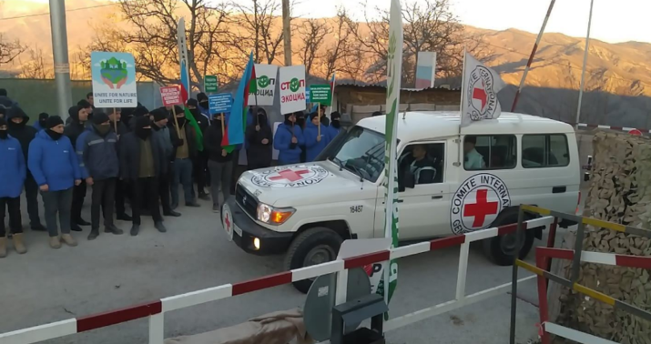 "Qırmızı Xaç"ın maşınları Laçından keçdi