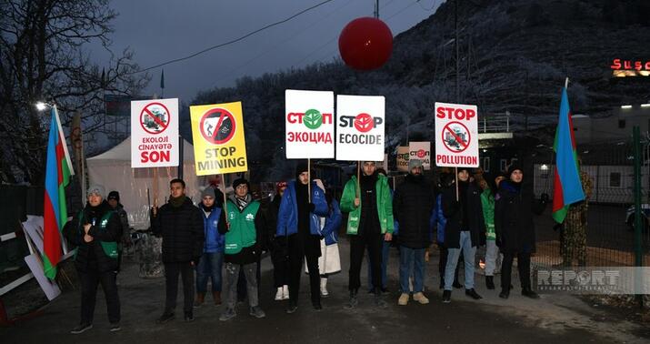 Şaxtalı havaya baxmayaraq Xankəndi-Laçın yolunda etiraz aksiyası davam edir -